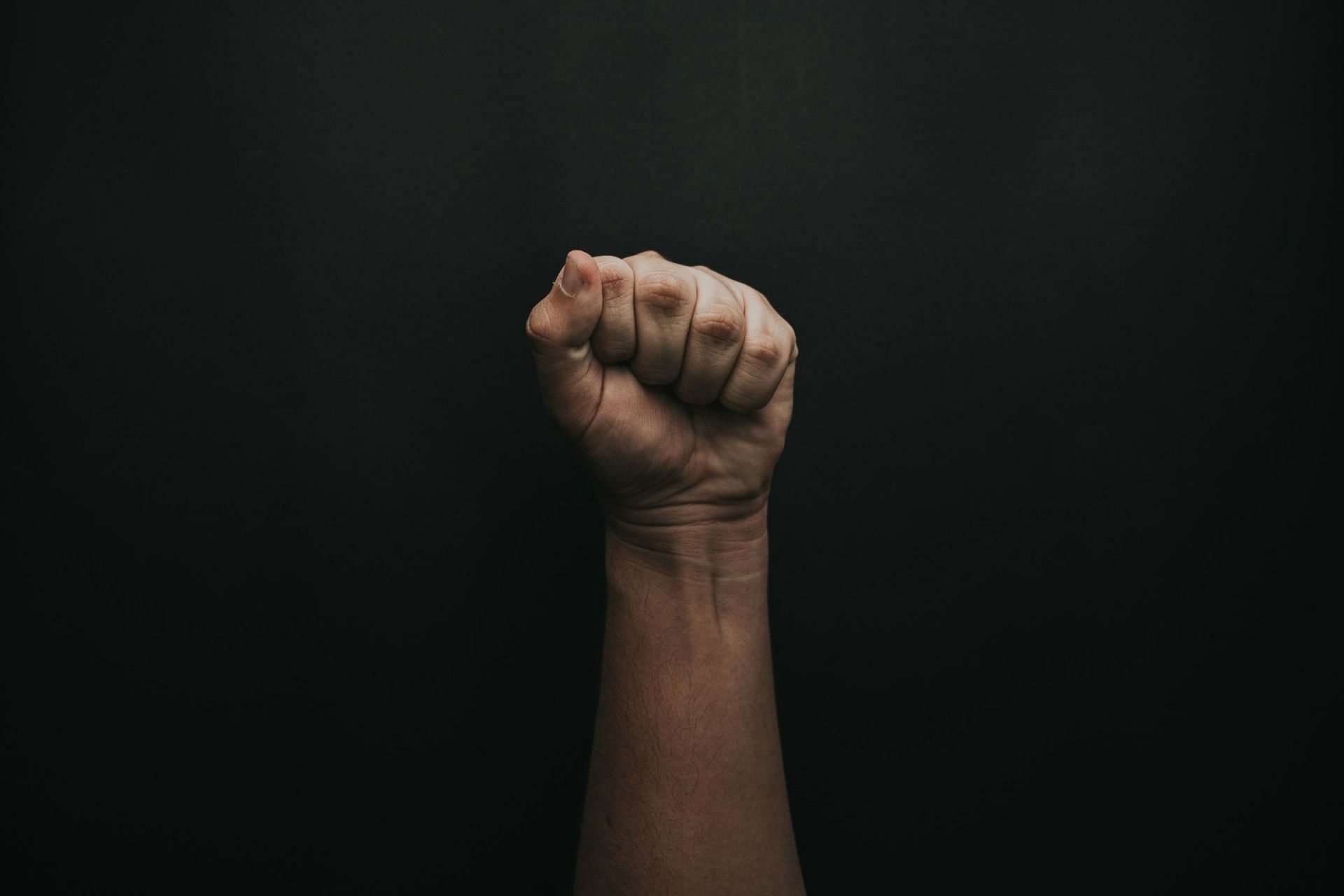 Knuckle Pain (Image via Unsplash/Luis)